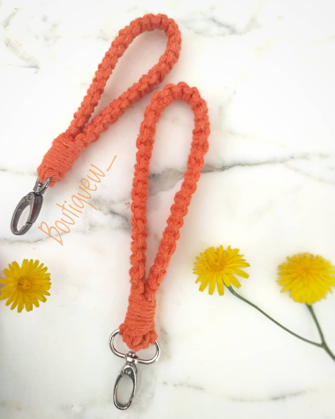 Porte clé forme de bracelet couleur orange fait main par Boutique W  حاملة المفاتيح بشكل اسوارة لون برتقالي
