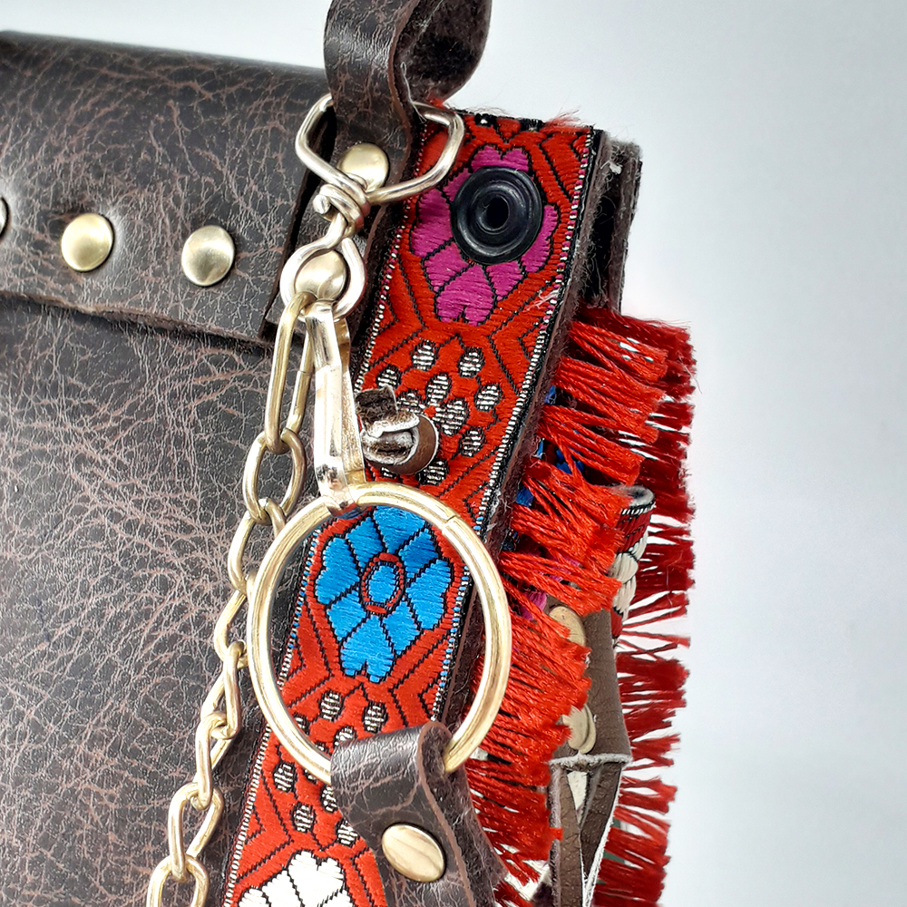 Petit sac en similicuir avec tissus décoratifs sur les côtés fait main par Somka, dimension 19x13cm couleur rouge  حقيبة بحجم صغير لون أحمر صناعة حرفية يدوية