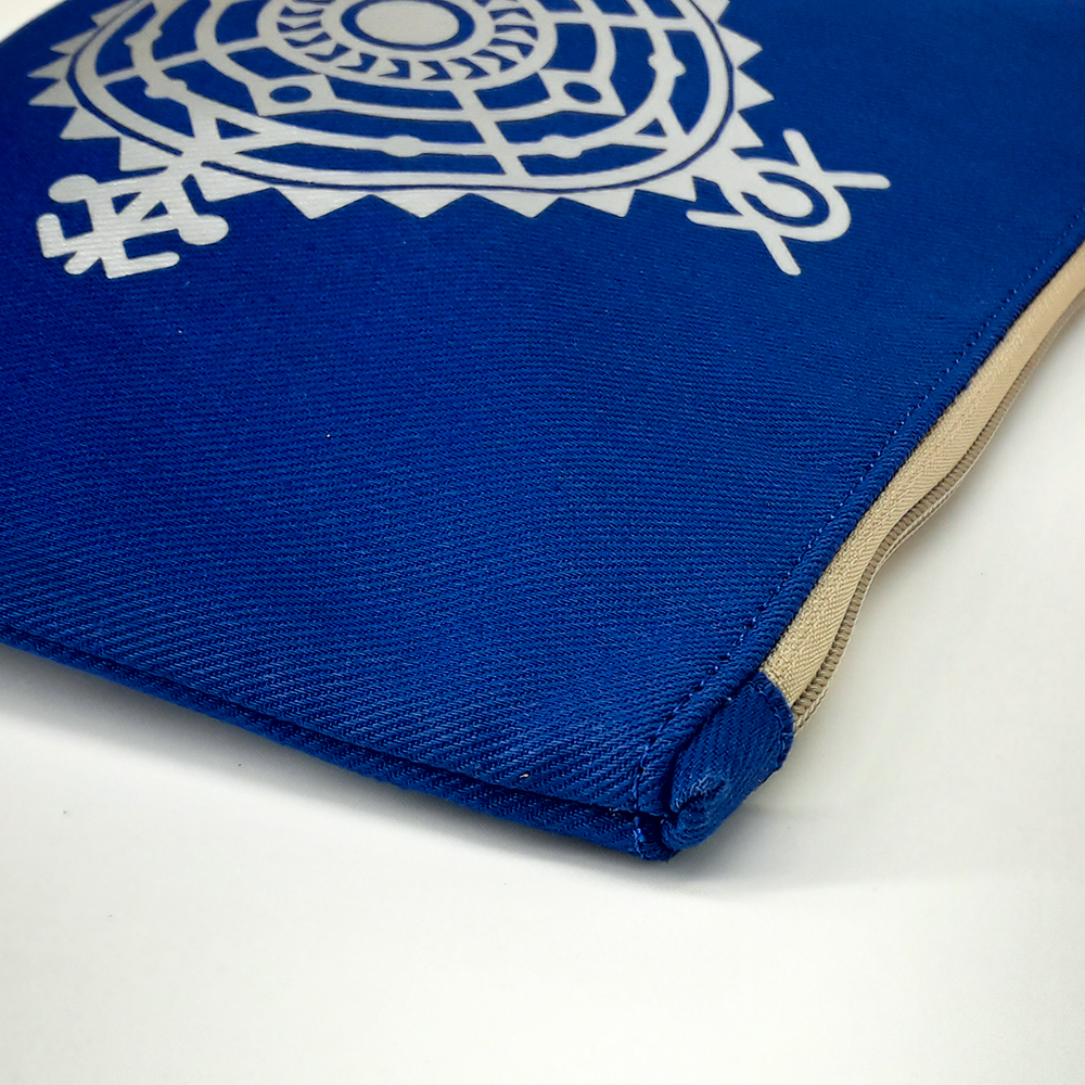 Pochette artisanale couleur bleue avec un motif argenté fait main par Bodo Création صناعة حرفية يدوية