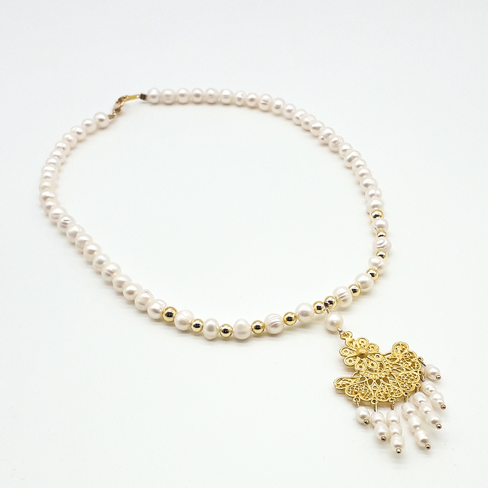 Un collier blanc en djoher et des perles dorées avec un pendentif en plaqué or, un bijoux artisanal fait main par Zarah Bijoux عقد من الجوهر صناعة حرفية يدوية