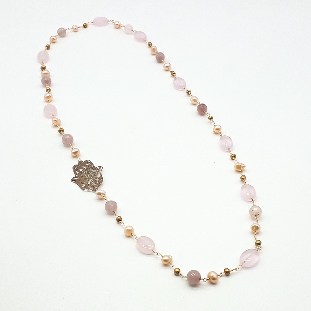 Sautoirs double Khamsa avec des perles semi-précieuses couleur rose, un bijoux artisanal fait main par Zarah Bijoux صناعة حرفية يدوية
