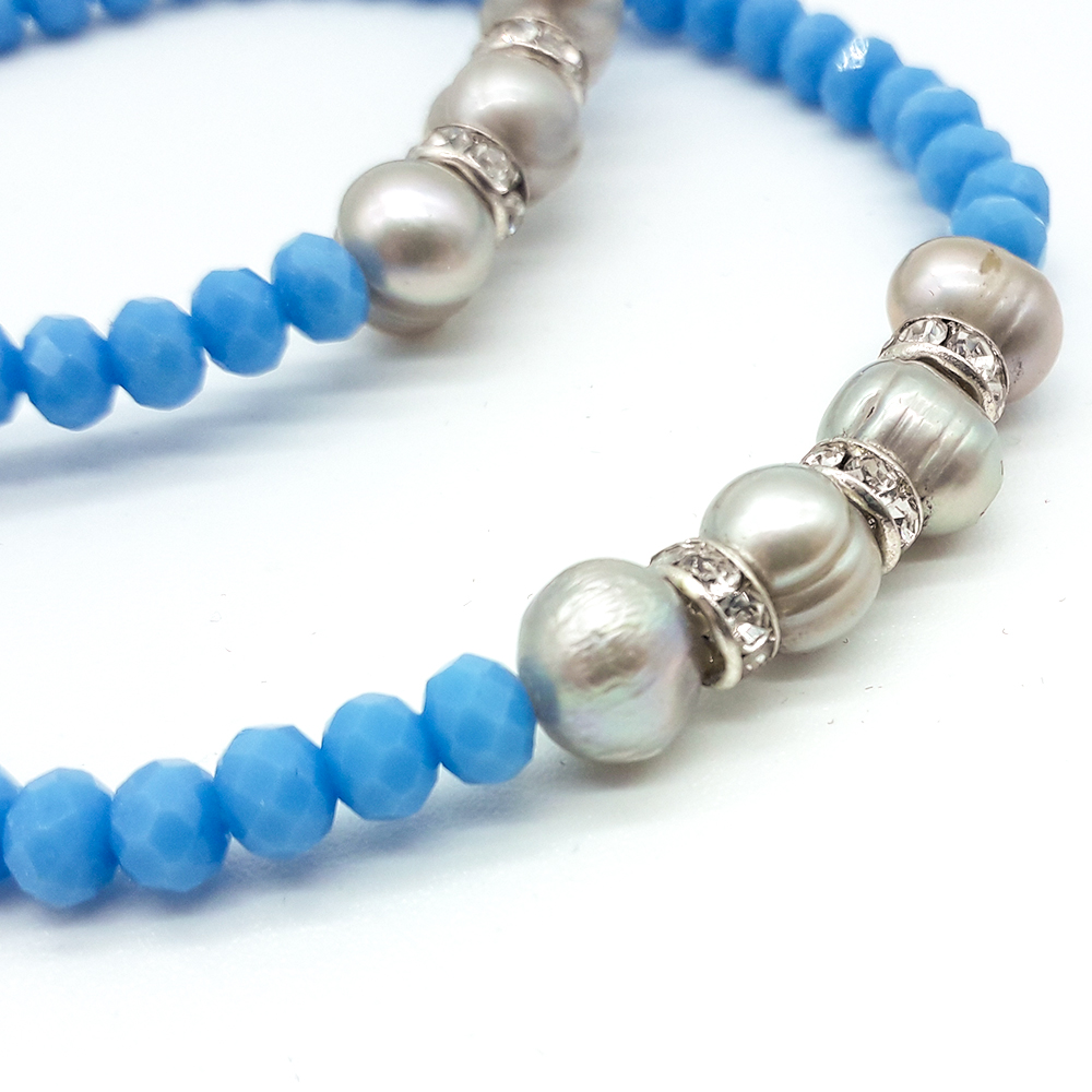 Bracelet fin en perles de couleur bleue ciel mélangé avec quatre perles argentées , bijou artisanal fait main par Zarah Bijoux اسوارة بالجواهر صناعة حرفية يدوية