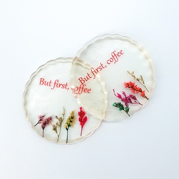 Sous-tasses pour café forme ronde avec des vraies fleurs naturelles séchées colorées fait main par Ryn Handmade  قواعد أكواب قهوة رائعة بلمسة يدوية تحتوي على أزهار حقيقية بألوان مختلفة