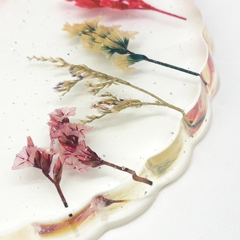 Sous-tasses pour café forme ronde avec des vraies fleurs naturelles séchées colorées fait main par Ryn Handmade  قواعد أكواب قهوة رائعة بلمسة يدوية تحتوي على أزهار حقيقية بألوان مختلفة