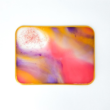 Plateau décoratif en résine  multi-usage avec de magnifiques variétés de couleurs avec une bordure dorée taille moyenne fait main par Ryn Handmade  صينية بالرزين  للتزيين حجم متوسط بمختلف الألوان الناعمة متعددة الاستعمال صناعة حرفية يدوية's image