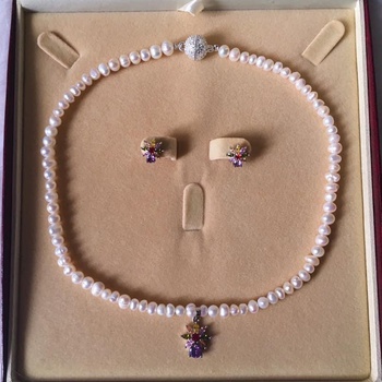 Ensemble fleur 🌷 collier + boucles d’oreilles avec perles de culture's image