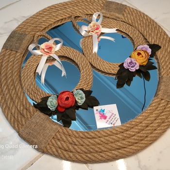 Miroir décoratif 45cm et deux cercle avec des fleurs's image