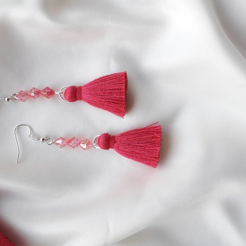 Boucles d'oreilles pompons avec des petites perles couleur rose's image