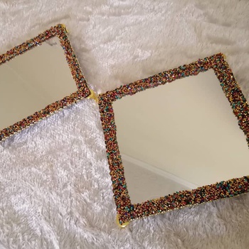 Plateau miroir  avec une bordure décoré au caviar coloré بلاتو ميرو ار كا فيار