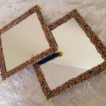 Plateau miroir  avec une bordure décoré au caviar coloré بلاتو ميرو ار كا فيار