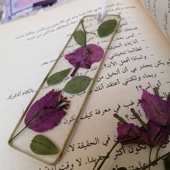 Marque page en résine avec fleurs  فو اصل كتب بالازها ر's image