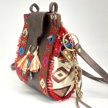 Petit sac en similicuir avec tissus décoratifs sur les côtés fait main par Somka, dimension 19x13cm couleur rouge  حقيبة بحجم صغير لون أحمر صناعة حرفية يدوية