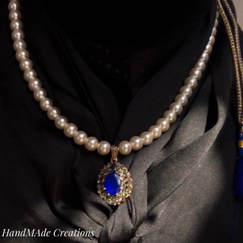 Collier harim en perles blanches+ pendentif bronze+ fermoir réglable's image