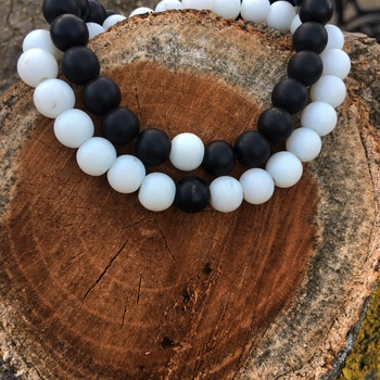 Bracelets monochromes Perles mattes noirs et blancs's image