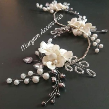 Diadème fleuri blanc et argent's image