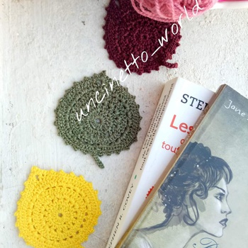 ensemble de trois sous tasse coloré forme feuille's image