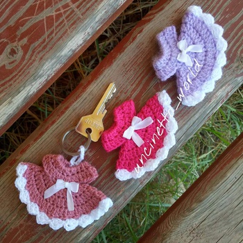 porte-clés forme petite robe's image