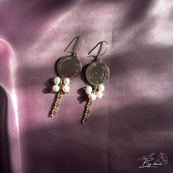 Boucles d’oreilles en plaqué or inoxydable avec une Louise fantaisie et des Perles d’eau douce;'s image