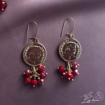 Boucles d'oreilles en louise fantaisie et en cristal rouge's image