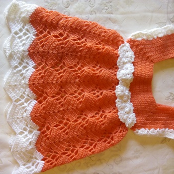 Robe pour  des petites filles de 2 a 3 ans, fait main avec de laine de  bonne qualité couleur orange et blanche's image