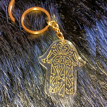 Porte clés en plexy glace transparent gravé avec du doré forme khamsa transparent's image