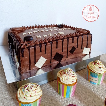 Tarte d'anniversaire au chocolat 6 couches de génoise vanille avec de la crème chocolat en dedans