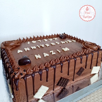 Tarte d'anniversaire au chocolat 6 couches de génoise vanille avec de la crème chocolat en dedans's image