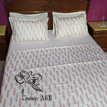 Parure de drap de 6 pièces : drap plat, drap housse,4 taies d'oreillers fait main par Couture des draps A & R couleur blanche et rose's image