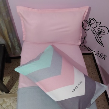 Parure de drap de 4 pièces : drap plat, drap housse,2 taies d'oreillers fait main par Couture des draps A & R couleur rose et grise's image