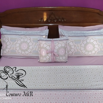Parure de drap de 6 pièces : drap plat, drap housse,4 taies d'oreillers fait main par Couture des draps A & R couleur blanche et rose mélangé avec du bleu