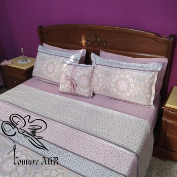 Parure de drap de 6 pièces : drap plat, drap housse,4 taies d'oreillers fait main par Couture des draps A & R couleur blanche et rose mélangé avec du bleu