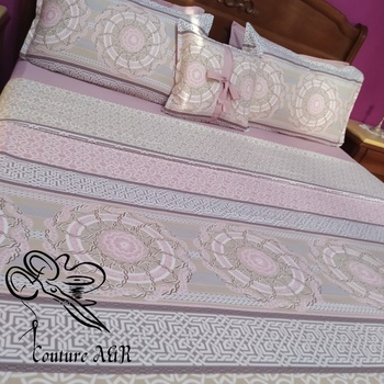 Parure de drap de 6 pièces : drap plat, drap housse,4 taies d'oreillers fait main par Couture des draps A & R couleur blanche et rose mélangé avec du bleu