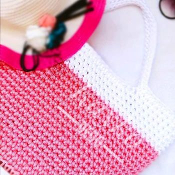 Sac en crochet grand format couleur  blanche et rose's image