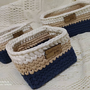 Série de trois paniers au crochet fabriqué soigneusement à la main par Sister_handy_crafts, forme carrée  couleur bleue, beige et blanche's image