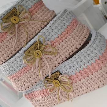 Série de trois paniers au crochet fabriqué soigneusement à la main par Sister_handy_crafts, forme ovale couleur rose, crevette et grise's image