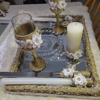 Pack plateau miroir  fait main par Sister_handy_crafts, forme rectangulaire décoré avec des fleurettes blanches's image