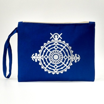 Pochette artisanale couleur bleue avec un motif argenté fait main par Bodo Création صناعة حرفية يدوية's image