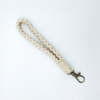 Porte clé forme de bracelet couleur beige fait main par Boutique W  حاملة المفاتيح بشكل اسوارة لون بيج