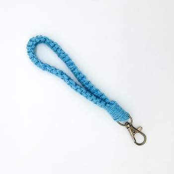 Porte clé forme de bracelet couleur bleue claire fait main par Boutique W  حاملة المفاتيح بشكل اسوارة لون أزرق's image