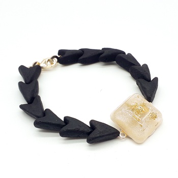 Bracelet amber avec motif en résine  forme rectangulaire couleur dorée et beige  fait main par Créanna Bijoux اسوارة بالعمبر صناعة حرفية يدوية's image