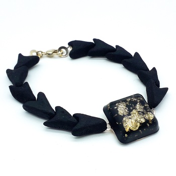 Bracelet amber avec motif en résine  forme rectangulaire  couleur dorée et noire  fait main par Créanna Bijoux اسوارة بالعمبر صناعة حرفية يدوية's image