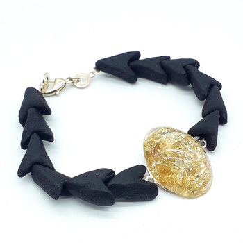 Bracelet amber avec motif en résine  forme ronde couleur dorée et beige  fait main par Créanna Bijoux اسوارة بالعمبر صناعة حرفية يدوية's image