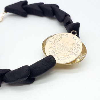 Bracelet amber avec motif en résine  forme ronde couleur dorée et beige  fait main par Créanna Bijoux اسوارة بالعمبر صناعة حرفية يدوية