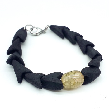Bracelet amber avec  perle en résine dorée fait main par Créanna Bijoux اسوارة بالعمبر صناعة حرفية يدوية's image