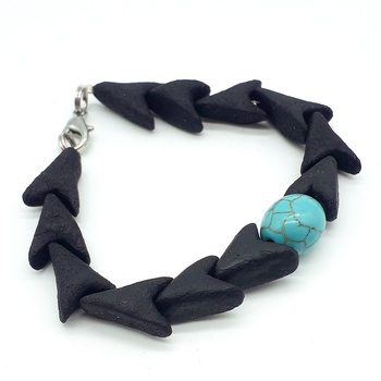 Bracelet amber avec  perle en cristal bleu fait main par Créanna Bijoux اسوارة بالعمبر صناعة حرفية يدوية's image