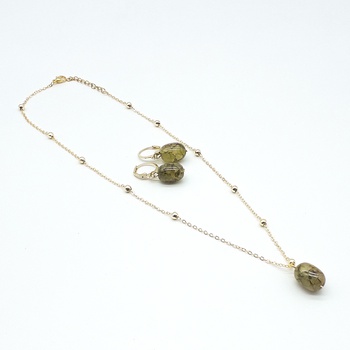 Collier avec boucles d’oreilles couleur verte et une chaine dorée fait main par Créanna Bijoux طقم عقد و حلق  لون أخضر صناعة حرفية يدوية's image