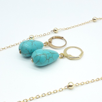 Collier avec boucles d’oreilles couleur turquoise et une chaine dorée fait main par Créanna Bijoux طقم عقد و حلق  لون الفيروزي صناعة حرفية يدوية