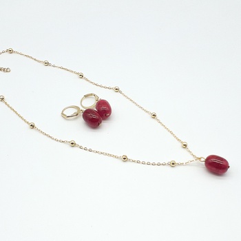 Collier avec boucles d’oreilles couleur rouge et une chaine dorée fait main par Créanna Bijoux طقم عقد و حلق لون أحمر صناعة حرفية يدوية's image