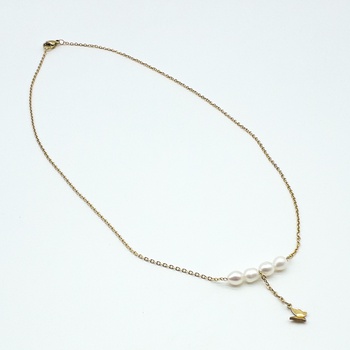 Collier avec des perles couleur blanche et une chaine dorée fait main par Créanna Bijoux  قلادة باللون الابيض صناعة حرفية يدوية's image