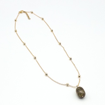 Collier avec un pendentif couleur verte et une chaine dorée fait main par Créanna Bijoux  قلادة باللون لأخضر صناعة حرفية يدوية's image